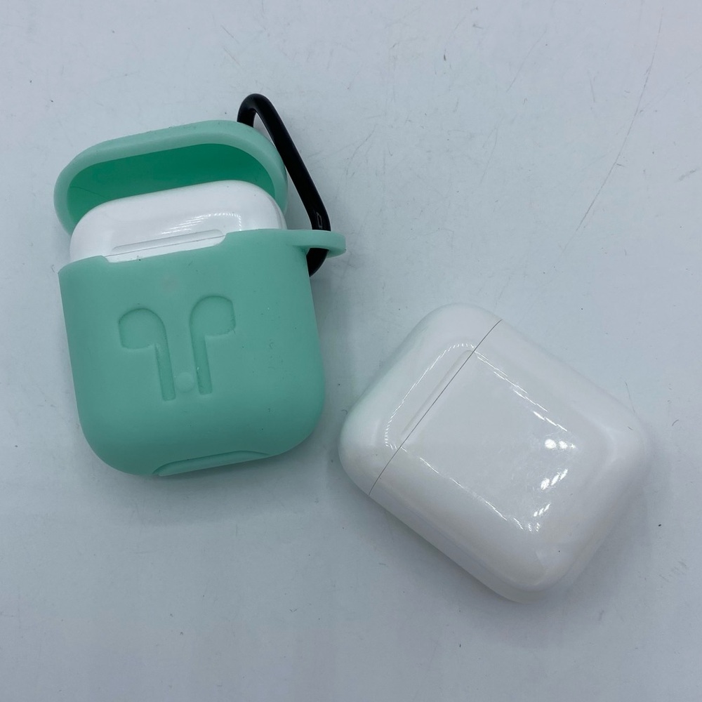 2 pairs of AirPods and charging cases AS IS UNTESTED‎